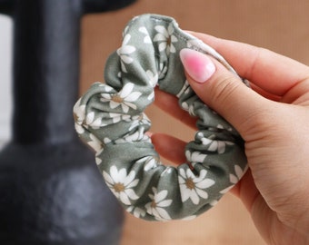 Scrunchie - wilde Gänseblümchen, elastischer Haargummi, Brautjungfer Geschenk, Haargummi, Haarschmuck, Bio-Baumwolle, Haargummi, Bio-Baumwolle