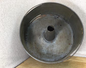 0034 Vtg tin round angelfood cake pan, great kitchen decor.