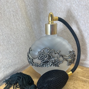 Art deco perfume bottle w/atomizer