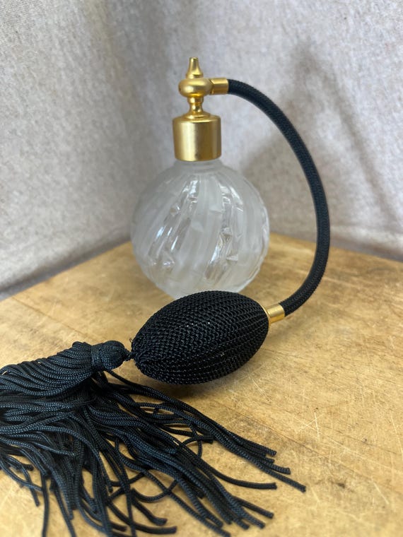Frosted cut glass perfume bottle w/atomizer