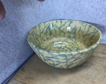 cuenco antiguo de color amarillo