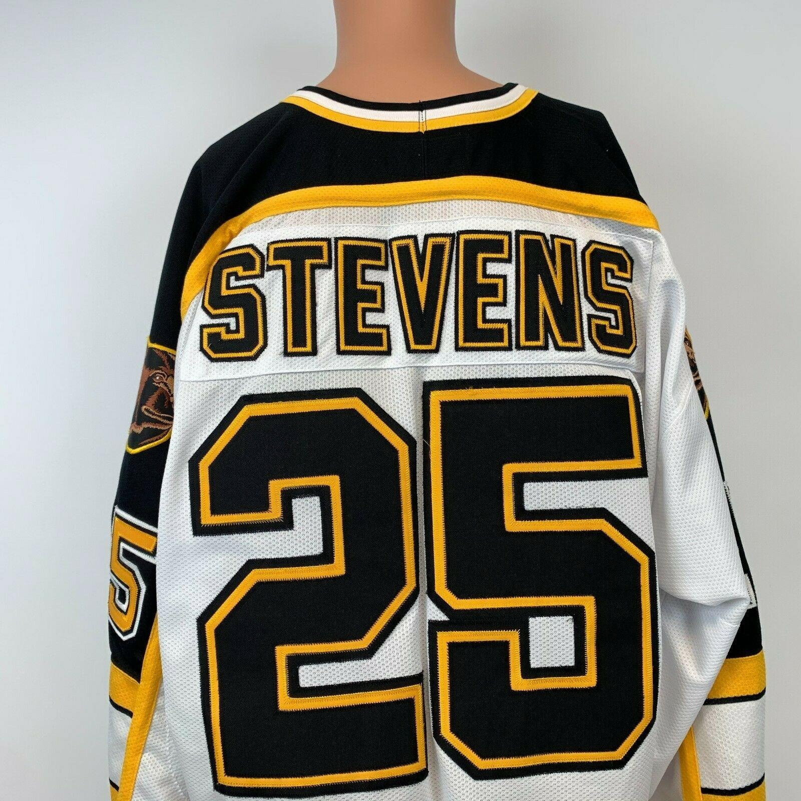 CustomCat Boston Bruins 1990's Vintage NHL Crewneck Sweatshirt Black / 5XL