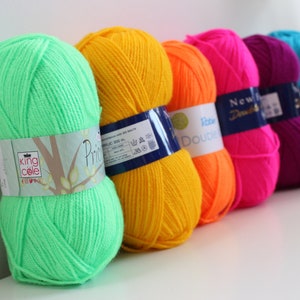 mindfulknits Learn to Knit Kit - Knit A Chunky Beanie - Knitting Needles, Yarn Needle & Acrylic Chunky Bulky Knitting Yarn- Sweet -Beginners Basic