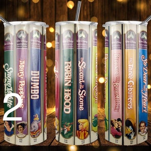 Puede incluir: Conjunto de seis vasos de acero inoxidable de 20 oz con un dise&ntilde;o de cintas VHS cl&aacute;sicas de Disney. Los vasos presentan t&iacute;tulos como "Blancanieves", "Dumbo", "Mary Poppins", "Robin Hood", "La Espada M&aacute;gica", "Paddington", "Los Tres Caballeros" y "So Dear to My Heart".