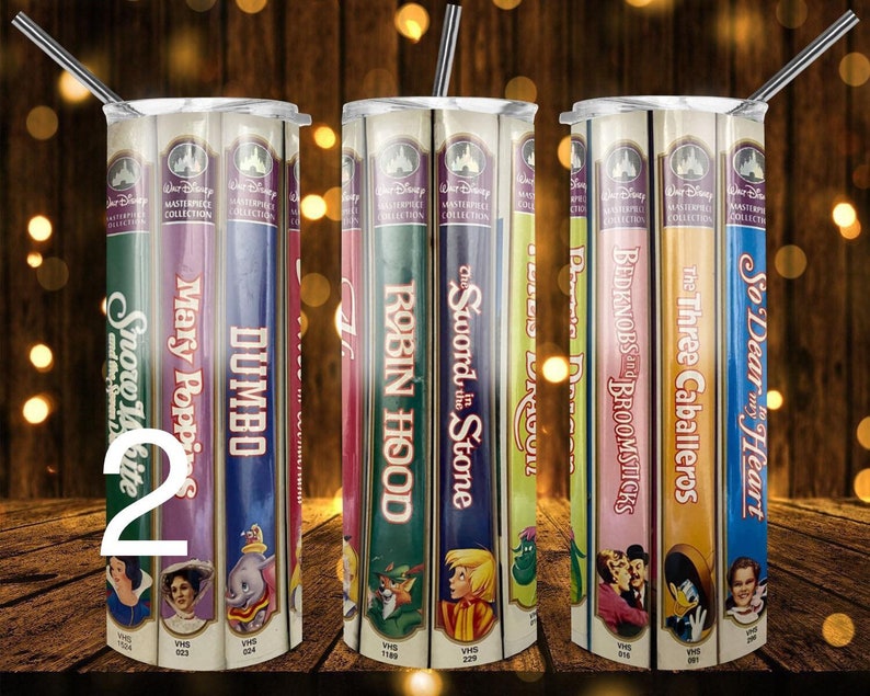 Puede incluir: Conjunto de seis vasos de acero inoxidable de 20 oz con un dise&ntilde;o de cintas VHS cl&aacute;sicas de Disney. Los vasos presentan t&iacute;tulos como "Blancanieves", "Dumbo", "Mary Poppins", "Robin Hood", "La Espada M&aacute;gica", "Paddington", "Los Tres Caballeros" y "So Dear to My Heart".