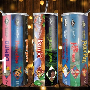 Puede incluir: Cuatro vasos de acero inoxidable con im&aacute;genes de cintas VHS cl&aacute;sicas de Disney. Los vasos presentan las pel&iacute;culas: Peter Pan, Los Rescatadores, 101 D&aacute;lmatas, El Libro de la Selva, Bambi, Pinocho y Dumbo.