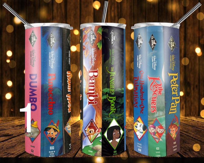 Puede incluir: Cuatro vasos de acero inoxidable con im&aacute;genes de cintas VHS cl&aacute;sicas de Disney. Los vasos presentan las pel&iacute;culas: Peter Pan, Los Rescatadores, 101 D&aacute;lmatas, El Libro de la Selva, Bambi, Pinocho y Dumbo.