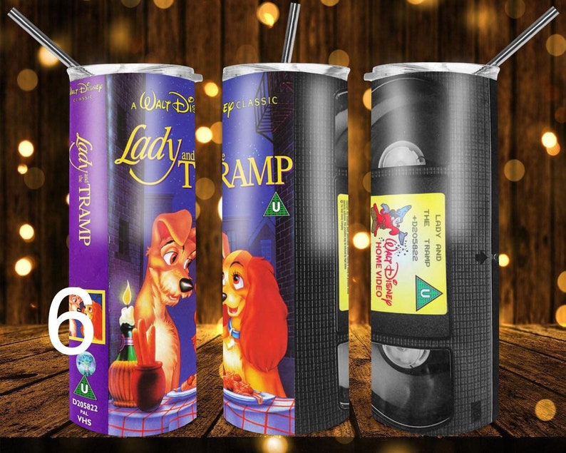 Puede incluir: Un vaso de acero inoxidable con un dise&ntilde;o inspirado en una cinta VHS vintage de la pel&iacute;cula de Disney La Dama y el Vagabundo. El dise&ntilde;o presenta el t&iacute;tulo de la pel&iacute;cula, una clasificaci&oacute;n U y una escena de la pel&iacute;cula.