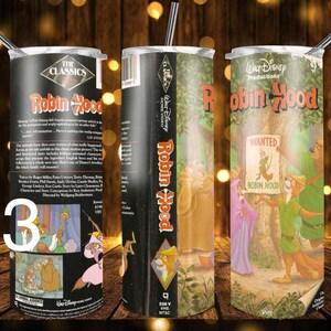 Puede incluir: Un vaso de acero inoxidable con un dise&ntilde;o de cinta VHS vintage para la pel&iacute;cula de Disney Robin Hood. El dise&ntilde;o presenta el t&iacute;tulo de la pel&iacute;cula, un cartel de b&uacute;squeda de Robin Hood y una escena de la pel&iacute;cula.