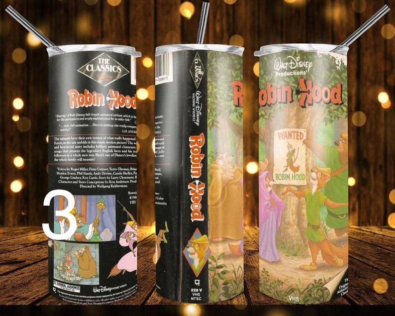Puede incluir: Un vaso de acero inoxidable con un dise&ntilde;o de cinta VHS vintage para la pel&iacute;cula de Disney Robin Hood. El dise&ntilde;o presenta el t&iacute;tulo de la pel&iacute;cula, un cartel de b&uacute;squeda de Robin Hood y una escena de la pel&iacute;cula.