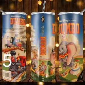 Puede incluir: Una car&aacute;tula de cinta VHS vintage azul y naranja para la pel&iacute;cula cl&aacute;sica de Disney "Dumbo". La car&aacute;tula presenta una imagen de dibujos animados de Dumbo el elefante volando con sus orejas. El texto "Dumbo" est&aacute; en letras grandes y negritas.