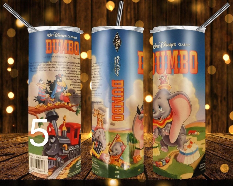 Puede incluir: Una car&aacute;tula de cinta VHS vintage azul y naranja para la pel&iacute;cula cl&aacute;sica de Disney "Dumbo". La car&aacute;tula presenta una imagen de dibujos animados de Dumbo el elefante volando con sus orejas. El texto "Dumbo" est&aacute; en letras grandes y negritas.