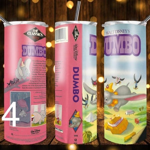 Puede incluir: Un vaso rosa y azul con un dise&ntilde;o de la pel&iacute;cula cl&aacute;sica de Disney Dumbo. El vaso presenta el t&iacute;tulo de la pel&iacute;cula y una escena de Dumbo volando con cuervos. El vaso es una excelente manera de mostrar tu amor por Disney.