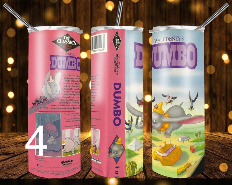 Puede incluir: Un vaso rosa y azul con un dise&ntilde;o de la pel&iacute;cula cl&aacute;sica de Disney Dumbo. El vaso presenta el t&iacute;tulo de la pel&iacute;cula y una escena de Dumbo volando con cuervos. El vaso es una excelente manera de mostrar tu amor por Disney.