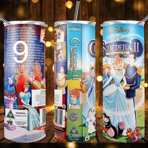 Puede incluir: Un conjunto de tres vasos de acero inoxidable con el arte del p&oacute;ster de la pel&iacute;cula Cenicienta II: Cuando los sue&ntilde;os se hacen realidad. Los vasos son azules, blancos y amarillos con im&aacute;genes de Cenicienta y el Pr&iacute;ncipe Encantador.