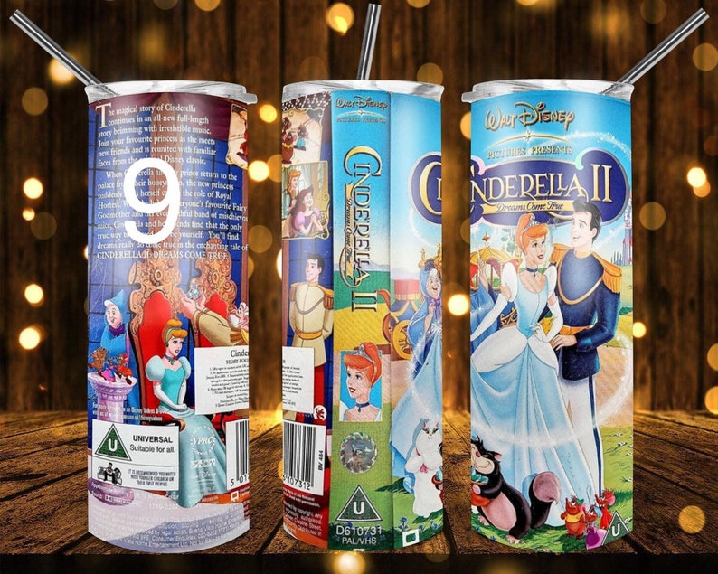 Puede incluir: Un conjunto de tres vasos de acero inoxidable con el arte del p&oacute;ster de la pel&iacute;cula Cenicienta II: Cuando los sue&ntilde;os se hacen realidad. Los vasos son azules, blancos y amarillos con im&aacute;genes de Cenicienta y el Pr&iacute;ncipe Encantador.