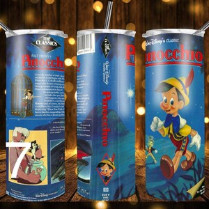 Puede incluir: Un vaso de acero inoxidable azul y blanco con un gr&aacute;fico de la pel&iacute;cula cl&aacute;sica de Disney Pinocho. El vaso presenta el texto "Walt Disney's Classic Pinocchio" y una escena de la pel&iacute;cula con Pinocho caminando.