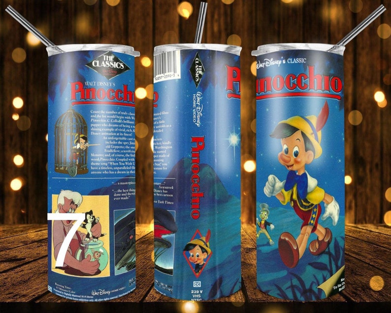 Puede incluir: Un vaso de acero inoxidable azul y blanco con un gr&aacute;fico de la pel&iacute;cula cl&aacute;sica de Disney Pinocho. El vaso presenta el texto "Walt Disney's Classic Pinocchio" y una escena de la pel&iacute;cula con Pinocho caminando.