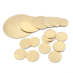Op de afbeelding: Assortiment van ronde messing schijven in verschillende maten. De schijven zijn glad en hebben een glanzende, gouden afwerking.