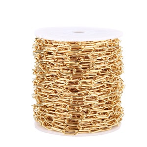 Op de afbeelding: Een spoel met goudkleurige ketting, perfect voor het maken van sieraden of knutselprojecten.