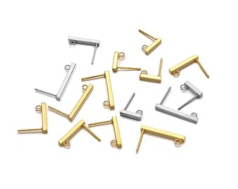 Può includere: Una collezione di perni per orecchini rettangolari in oro e argento. I perni hanno un anello nella parte superiore per attaccare ciondoli o altri gioielli.