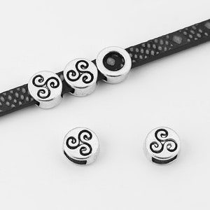 Peut inclure: Perles en métal argenté avec un motif de nœud celtique. Les perles sont rondes et ont un trou au centre pour être enfilées sur un cordon ou une chaîne.