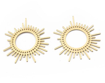 Solberlocker i mässing, Örhängen och hängen i råmässing med sol, Halsband med sol i mässing, Smyckestillbehör 43 x 45 mm