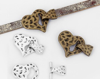 3 zestawy młotkowanych haczyków z zapięciem typu Toggle Bar o wymiarach 10 x 2 mm i płaskimi zapięciami skórzanymi o wymiarach 10 mm