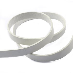 Può includere: Cordoncino in pelle bianca, largo circa 6 mm, arrotolato su uno sfondo bianco.