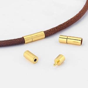 Puede incluir: Cierre magnético dorado para collares o pulseras. Los cierres son cilíndricos y tienen un acabado liso y brillante.