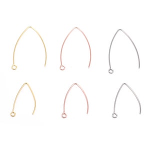 Peut inclure: Six crochets d'oreille en trois finitions différentes : or, or rose et argent. Chaque crochet est un simple fil incurvé avec une petite boucle en haut.