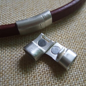 マットシルバー リコリスクラスプ 楕円形穴 (10.5x6.5 mm) リコリスレザーコード用 3セット