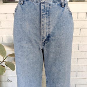 K&ouml;nnte beinhalten: Hellblaue Jeans aus Denim mit hoher Taille und geradem Bein.
