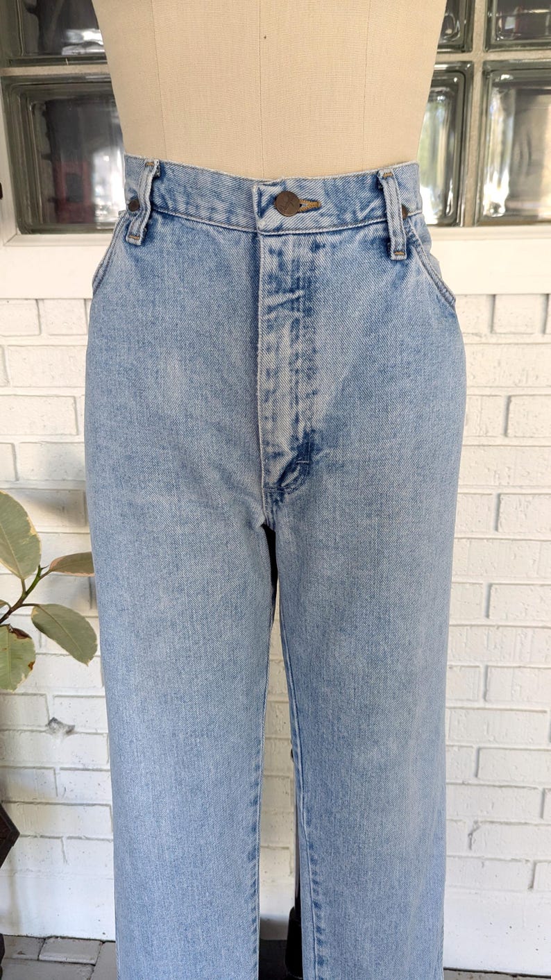 K&ouml;nnte beinhalten: Hellblaue Jeans aus Denim mit hoher Taille und geradem Bein.