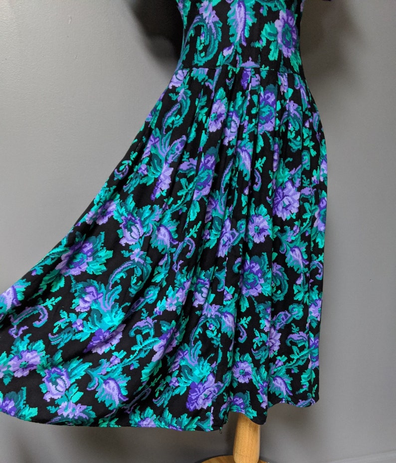 80/'s Petite Jazz Tropical Print DressShort Sleeve Dress with Button Up Back