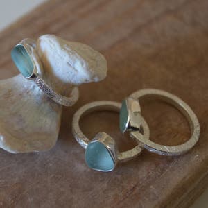 Anello in vetro di mare con castone in argento e fascia decorativa in argento