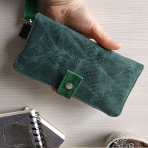 Women's long wallet, Green wallet women, Bifold wallet, Waxed canvas wallet, Travel organizer, Smartphone wallet, Wristlet wallet, Handmade