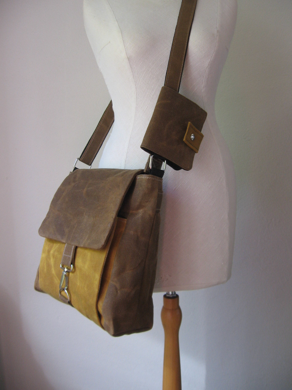 •DATE PURSE - AMANITA• waxed canvas crossbody