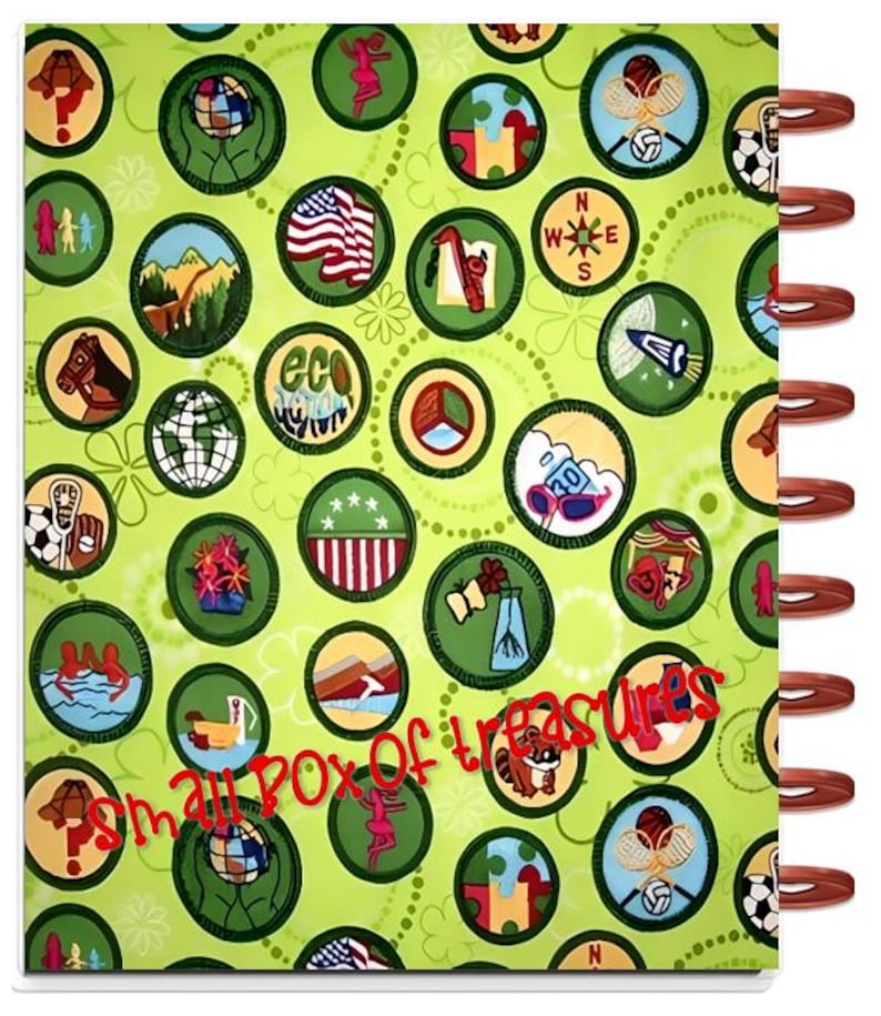 Puede incluir: Un cuaderno con espiral con una cubierta verde claro adornada con numerosos parches circulares. Los parches presentan varios dise&ntilde;os, incluyendo un globo terr&aacute;queo, una bandera estadounidense y un caballo. Las palabras "small box of treasures" est&aacute;n escritas en cursiva roja.