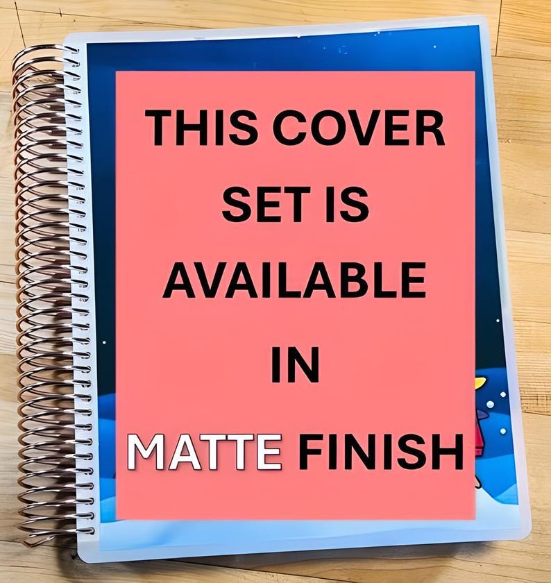 Puede incluir: Una agenda rosa y blanca con una encuadernaci&oacute;n en espiral de cobre. La portada tiene un rect&aacute;ngulo rosa con el texto "THIS COVER SET IS AVAILABLE IN MATTE FINISH".