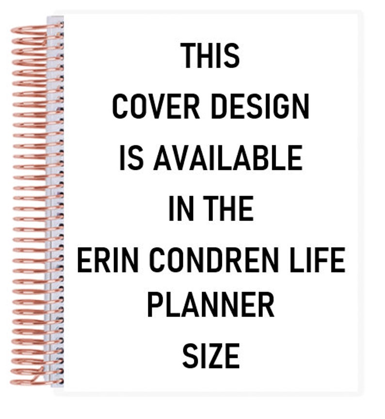 Puede incluir: Un planificador blanco con encuadernaci&oacute;n en espiral de oro rosa. La portada presenta texto negro que dice: "ESTE DISE&Ntilde;O DE PORTADA EST&Aacute; DISPONIBLE EN EL TAMA&Ntilde;O DE LA AGENDA ERIN CONDREN LIFE."