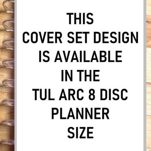 Puede incluir: Una cubierta de planificador blanca con texto negro que dice: "THIS COVER SET DESIGN IS AVAILABLE IN THE TUL ARC 8 DISC PLANNER SIZE." El planificador tiene una encuadernaci&oacute;n en espiral en el lado izquierdo.