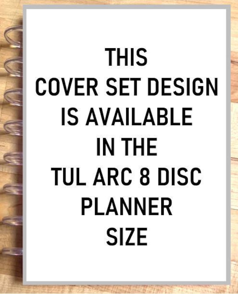 Puede incluir: Una cubierta de planificador blanca con texto negro que dice: "THIS COVER SET DESIGN IS AVAILABLE IN THE TUL ARC 8 DISC PLANNER SIZE." El planificador tiene una encuadernaci&oacute;n en espiral en el lado izquierdo.