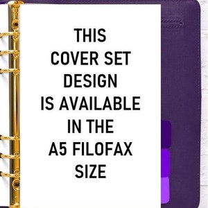 Puede incluir: Un archivador Filofax A5 morado con anillas doradas. El interior blanco tiene el texto "THIS COVER SET DESIGN IS AVAILABLE IN THE A5 FILOFAX SIZE". El archivador tiene pesta&ntilde;as moradas.