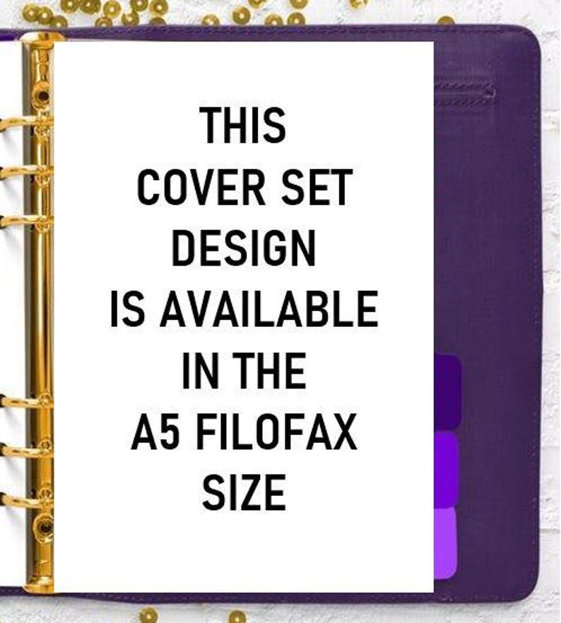Puede incluir: Un archivador Filofax A5 morado con anillas doradas. El interior blanco tiene el texto "THIS COVER SET DESIGN IS AVAILABLE IN THE A5 FILOFAX SIZE". El archivador tiene pesta&ntilde;as moradas.