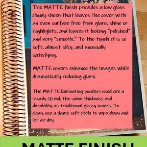 Puede incluir: Un cuaderno con espiral con una p&aacute;gina rosa que describe un acabado mate. El texto describe el acabado como de bajo brillo, reduciendo el deslumbramiento y suave al tacto. La parte inferior de la imagen dice "MATTE FINISH."