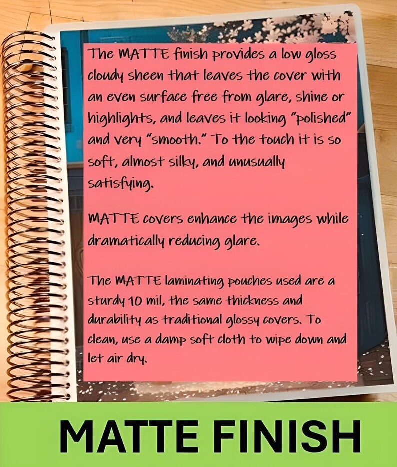 Puede incluir: Un cuaderno con espiral con una p&aacute;gina rosa que describe un acabado mate. El texto describe el acabado como de bajo brillo, reduciendo el deslumbramiento y suave al tacto. La parte inferior de la imagen dice "MATTE FINISH."