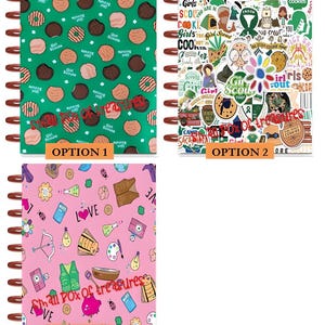 Puede incluir: Tres cuadernos con espiral con diferentes portadas. La opci&oacute;n 1 tiene un fondo verde con ilustraciones de galletas. La opci&oacute;n 2 est&aacute; cubierta de pegatinas de Girl Scout. La opci&oacute;n 3 tiene un fondo rosa con varias ilustraciones y la palabra "LOVE".