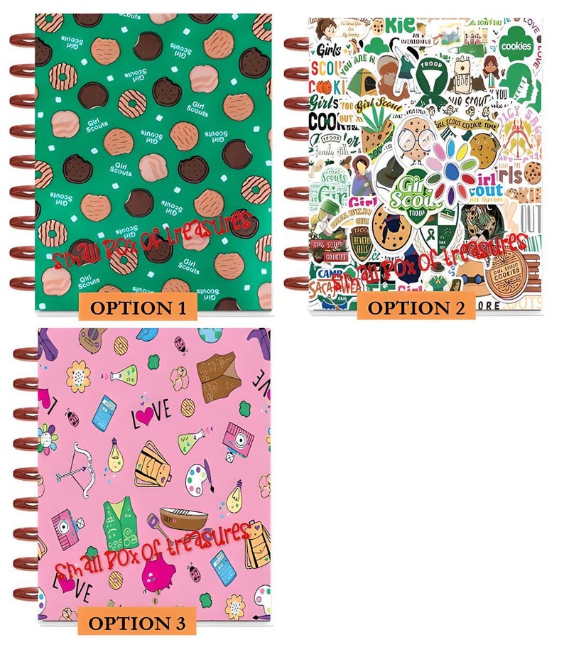 Puede incluir: Tres cuadernos con espiral con diferentes portadas. La opci&oacute;n 1 tiene un fondo verde con ilustraciones de galletas. La opci&oacute;n 2 est&aacute; cubierta de pegatinas de Girl Scout. La opci&oacute;n 3 tiene un fondo rosa con varias ilustraciones y la palabra "LOVE".