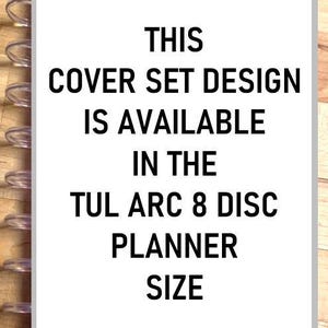 Puede incluir: Una cubierta de planificador blanca con texto negro que dice: "ESTE DISE&Ntilde;O DE CONJUNTO DE CUBIERTA EST&Aacute; DISPONIBLE EN EL TAMA&Ntilde;O DE PLANIFICADOR TUL ARC 8 DISCOS". El planificador est&aacute; encuadernado con discos de pl&aacute;stico transparente.